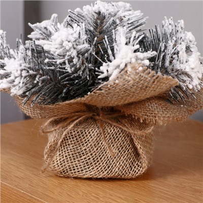 Новогодняя хвойная композиция на стол 20 см «Снегопад», заснеженная