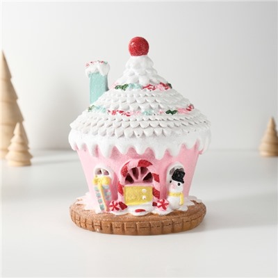 Фигурка световая полистоун «Пряничный домик розовый в глазури со снеговиком», 11.5×11.5×15 см