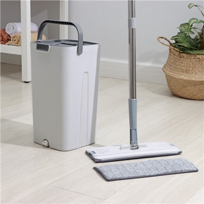 Швабра с отжимом и ведром Raccoon, ведро с отсеками, швабра плоская, 2 кармана, 32×12×142 см, дополнительная насадка из микрофибры