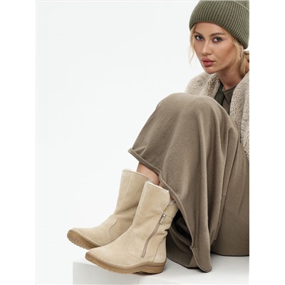 Полусапоги женские бежевые замшевые с замком на литой подошве