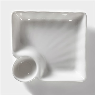 Блюдо фарфоровое с соусником Magistro «Бланш», соусник 60 мл, 18.5×17.5×4 см, белое