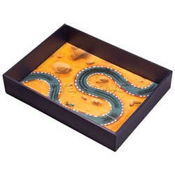 Игрушка для детей старше трех лет, в наборах, из формирующихся пластичных масс (кинетический песок, пластичный песок) и тематических предметов игрового обихода (игрушечный трансопрт) из полимерных материалов с элементами из бумаги, картона