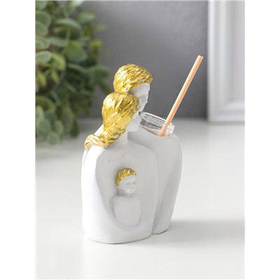 Аромадиффузор для эфирных масел с палочками «Родители с ребёнком», полистоун, белый с золотом, 4.3×8×11 см