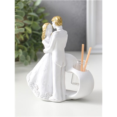 Аромадиффузор для эфирных масел с палочками «Влюблённые у сердца», полистоун, белый с золотом, 6.5×12×14.2 см