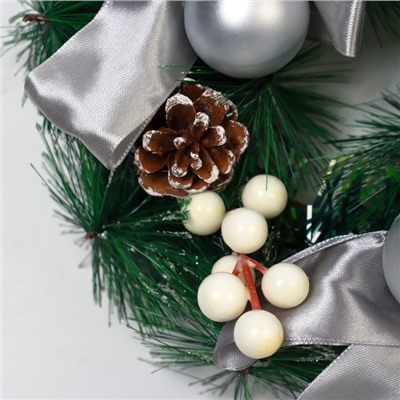 Венок новогодний d=24 см «Зимнее волшебство. Фестиваль блеска», с серебристыми бантами и шариками