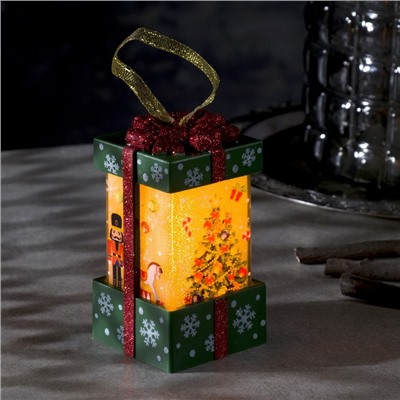 Светодиодная фигура «Зелёный подарок с ёлкой» 6.3×11.5×6.3 см, пластик, батарейки АААх3 (не в комплекте), эффект пламени