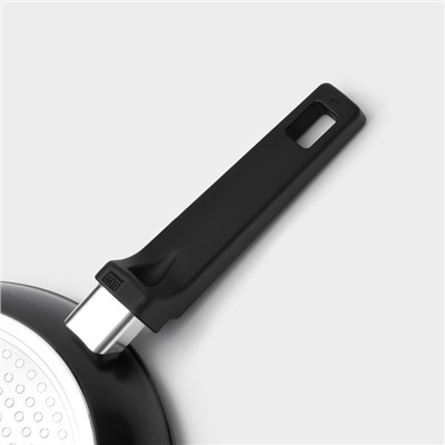 Сковорода Magistro Flame, d=22 см, h=4.5 см, ручка soft-touch, антипригарное покрытие, индукция, кованый алюминий, чёрная