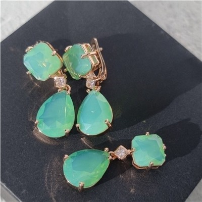 Комплект ювелирной бижутерии Дубайское золото: серьги и кулон с крупным камнем, покрытие позолота, вставка: фианит, цвет: светлый зеленый, арт.414.037