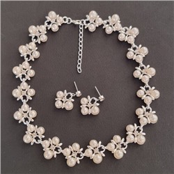 Комплект: жемчужное ожерелье на шею и серьги, цвет: серебристый, вставка: жемчуг исск.перламутровый белый и фианиты, арт.001.688