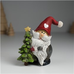 Фигурка полистоун «Дед Мороз в красном колпаке с сердцем, с зелёной ёлочкой», 6.5×4×9 см