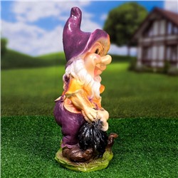 Садовая фигура из гипса «Гном с ежиком», 35×15×14 см