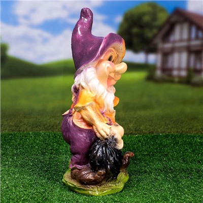 Садовая фигура из гипса «Гном с ежиком», 35×15×14 см