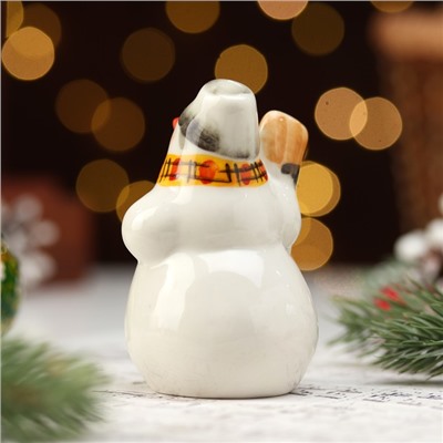 Фигурка фарфор «Снеговик с метлой», 10 см