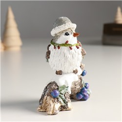 Фигурка полистоун «Новогодний воробышек в колпаке на коряге с ягодками», 5.5×11×11.5 см