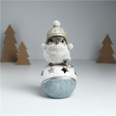 Фигурка светящаяся «Воробышек в шапке сидит на новогоднем шарике», серый, 7.6×9.5×15 см