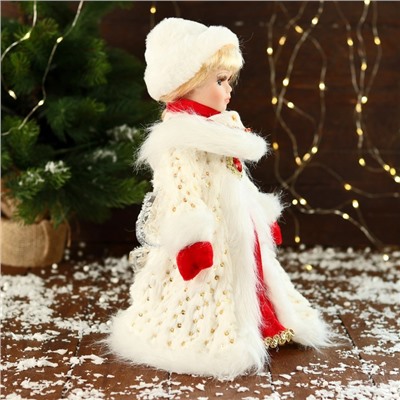Снегурочка под ёлку «Зимнее волшебство. В текстурной шубке», 32 см, белый