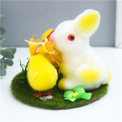 Фигурка пасхальная «Кролик и два цыплёнка на травке с цветком», 12×12×10.5 см