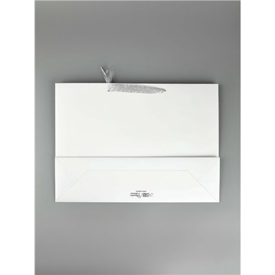 Пакет подарочный «Новогодний подарок», тиснение, с ёлочной игрушкой, 31×40×11 см