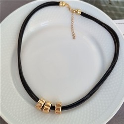 Чокер на кожаном шнурке с золотистой круглой подвеской, арт.001.696