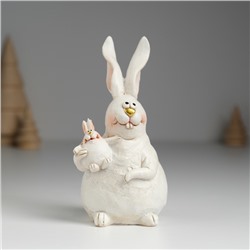 Фигурка полистоун «Кролик белый толстячок с крольчонком на лапах», 5.5×5.5×11.5 см