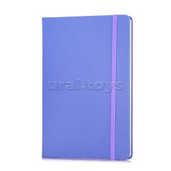 Записная книжка A5 (140 ммx205 мм) 160 стр, кремовая бумага 70 г/м² в клетку, печать в 1 краску, твердая обложка из искусственной кожи с покрытием Soft Touch, вертикальная резинка, закругленные уголки, 1 ляссе, в термоусадочной пленке, сиреневая