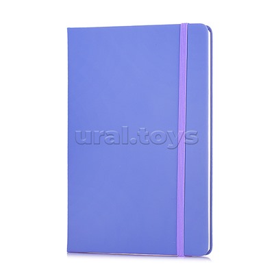 Записная книжка A5 (140 ммx205 мм) 160 стр, кремовая бумага 70 г/м² в клетку, печать в 1 краску, твердая обложка из искусственной кожи с покрытием Soft Touch, вертикальная резинка, закругленные уголки, 1 ляссе, в термоусадочной пленке, сиреневая