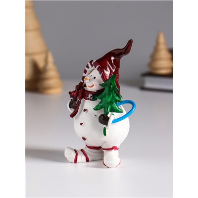 Фигурка полистоун «Снеговик в красном колпаке, с ёлкой или подарком», 5.5×4.5×10.5 см, МИКС