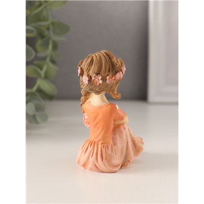 Фигурка полистоун «Девочка с пышной косой, с букетиком», персиковый, 7×4.5×8.5 см