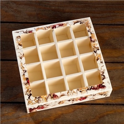 Коробка под 16 конфет новогодняя «Ёлочные игрушки» 17.5×17.5×3.5 см