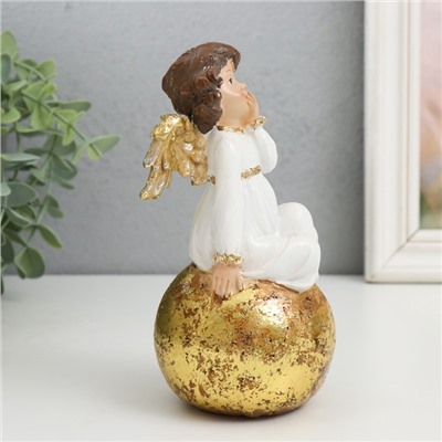 Фигурка полистоун «Ангелок с золотыми крыльями в бежевом платье на шаре», 7×8×16 см