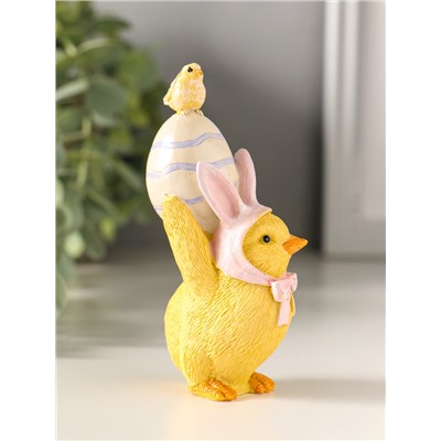 Фигурка полистоун «Цыплёнок в розовой шапке с заячьими ушками несёт яичко», 10.5 см