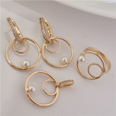 Комплект ювелирной бижутерии коллекция "Дубай" серьги, кулон и кольцо 19 р, покрытие позолота, вставка: цирконы и искусственный жемчуг, цвет: прозрачный, арт.215.710-19