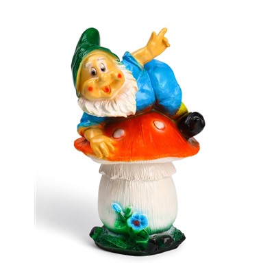 Садовая фигура из гипса «Гном на мухоморе на животе», 37×22 см