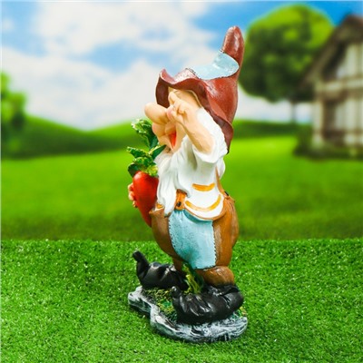 Садовая фигура из полистоуна «Гном с морковкой», 19×38 см, МИКС