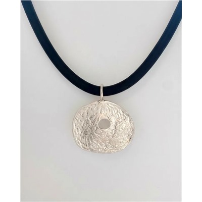 Кулон на шнурке