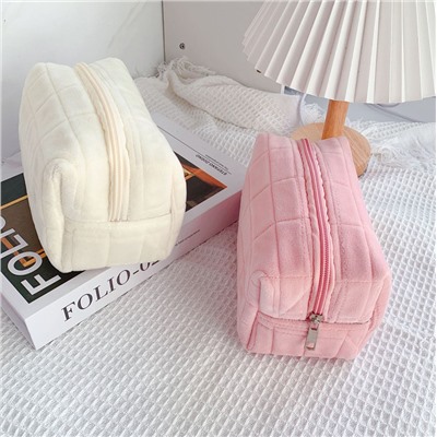 Косметичка плюшевая компактная 18*10*8 см.