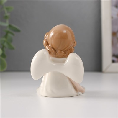 Фигурка керамика «Девочка-ангел в белом платье с сердцем сидит», 6.5×5×7 см