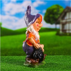 Садовая фигура из гипса «Гном с ежиком», 35×15×14 см