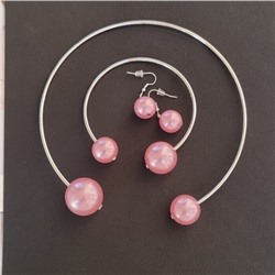 Комплект: колье жесткое разъемное на шею, браслет и серьги, цвет: серебристый, вставка: исск.жемчуг, цвет: розовый перламутровый, арт.001.682