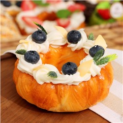 Муляж с магнитом «Пирожное Эклат» с черникой, 10×10×4 см