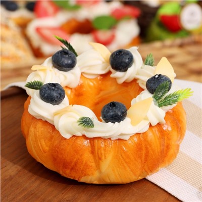 Муляж с магнитом «Пирожное Эклат» с черникой, 10×10×4 см