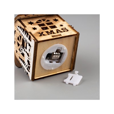 Ёлочная игрушка «Домик с оленями», 8×7×5.5 см, от батареек, свечение тёплое белое
