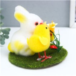 Фигурка пасхальная «Кролик и два цыплёнка на травке с цветком», 12×12×10.5 см
