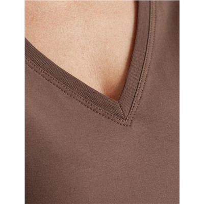 Футболка из премиального хлопка с V-образным вырезом