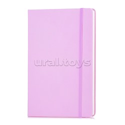 Записная книжка A5 (140 ммx205 мм) 160 стр, кремовая бумага 70 г/м² в клетку, печать в 1 краску, твердая обложка из искусственной кожи с покрытием Soft Touch, вертикальная резинка, закругленные уголки, 1 ляссе, в термоусадочной пленке, розовая