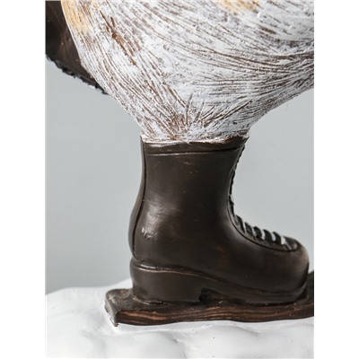 УЦЕНКА Сувенир полистоун "Гусь в колпаке, вязаном шарфе, на мини-лыжах, с подарками" 6,5х19,5х17 см