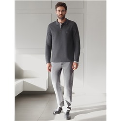 Лонгслив из мягкого фактурного трикотажа с плетеным воротником поло на пуговицах