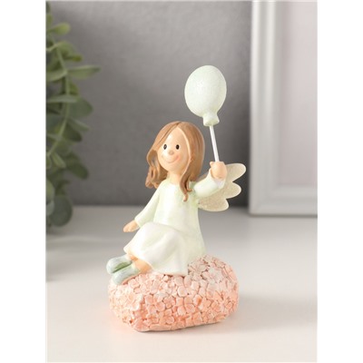 Фигурка полистоун «Малышка-ангел с шариком на цветочном сердце», 6.5×6.5×13 см