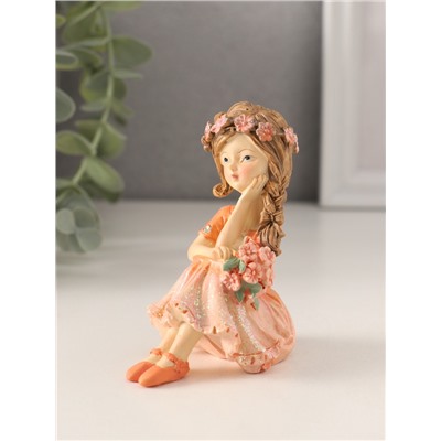 Фигурка полистоун «Девочка с пышной косой, с букетиком», персиковый, 7×4.5×8.5 см