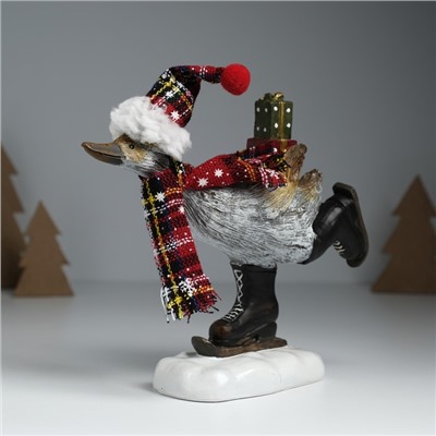 УЦЕНКА Сувенир полистоун "Гусь в колпаке, вязаном шарфе, на мини-лыжах, с подарками" 6,5х19,5х17 см